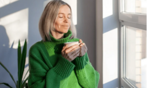 5 thói quen buổi sáng giúp phụ nữ sau tuổi 50 luôn trẻ khỏe và năng động