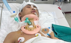 Mẹ chưa lành vết mổ vẫn nhịn ăn, cha xe ôm định bán 'cần câu cơm' cứu con