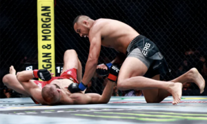 Khuỵu gối đầu trận, võ sĩ vẫn lật kèo giành đai UFC