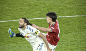 Hậu vệ Man Utd chơi xấu: Giật tóc đối thủ rồi nhận thẻ đỏ