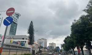 Mây đen xuất hiện, hôm nay TP.HCM đón mưa giải nhiệt?