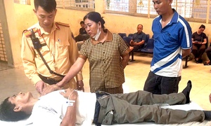 Được CSGT giúp đỡ kịp thời, người đàn ông đột quỵ trên đường được cứu sống