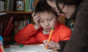 Quá stress khi dạy con làm bài tập, người mẹ bị xuất huyết não, mù tạm thời