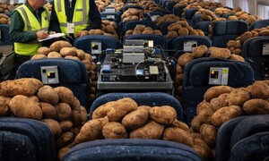 Thí nghiệm lạ của Boeing: Lấp đầy khoang bay bằng khoai tây để đo tín hiệu Wi-Fi