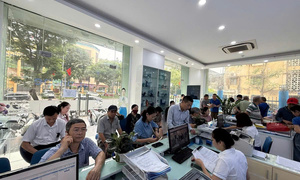 Người dân xếp hàng xác thực SIM, nhà mạng dốc toàn lực phục vụ