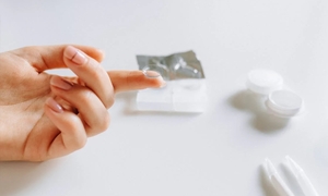 Kính áp tròng dính chặt vào giác mạc chàng trai 25 tuổi do lười tháo