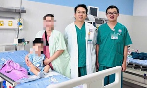 Bé 2 tuổi nguy kịch vì nuốt nhầm hóa chất từ đồ học của anh trai