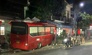 Xe khách lao vào nhà dân ở Ninh Bình