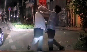 Công an vào cuộc vụ người đàn ông lái Mercedes chặn ô tô, đánh tài xế ở Hà Nội