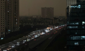 Bầu trời Hà Nội tối sầm lúc 9h, mưa dông bao phủ khắp nơi