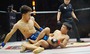 Cao thủ muay Việt Nam từng vô địch thế giới ra đòn bất ngờ, đối thủ xin thua