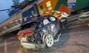 Ô tô bị tàu hỏa tông biến dạng, nam tài xế bỏ xe tháo chạy