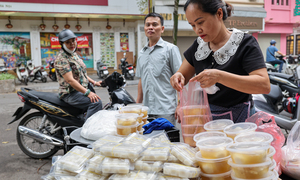 Người Hà Nội xếp hàng cả tiếng chờ mua bánh trôi, bánh chay dịp Tết Hàn thực