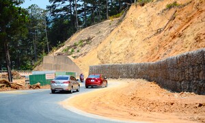 Điểm sạt lở trên đèo D'Ran vẫn ngổn ngang sau nhiều tháng khắc phục