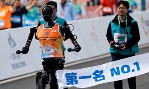 Công nghệ 19/4: Robot hình người thi chạy marathon tại Trung Quốc