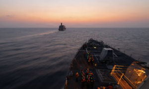 Nghẹt thở khoảnh khắc hải quân Mỹ đu dây, đổ bộ tàu Iran trong đêm