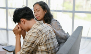 Được mẹ chiều hư, con tôi tuyệt thực để đòi đi xem show của thần tượng