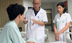 Nam thanh niên đến viện với dị vật cắm sâu vào hốc mắt