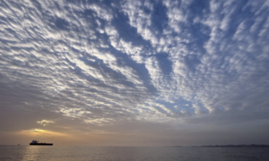 Tàu khu trục Mỹ bắn thủng phòng máy, bắt giữ tàu Iran ở eo biển Hormuz