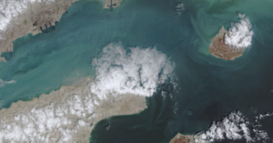 Tàu khu trục Mỹ bắn thủng phòng máy, bắt giữ tàu Iran ở eo biển Hormuz