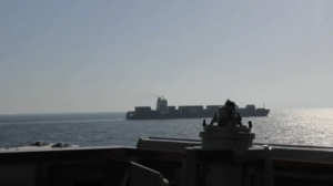 Video tàu khu trục Mỹ nhắm thẳng tàu Iran khai hoả, đục xuyên phòng máy