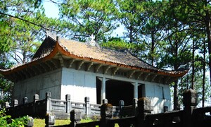 Vẻ sơn thuỷ hữu tình nơi đặt lăng mộ của thân phụ Nam Phương hoàng hậu