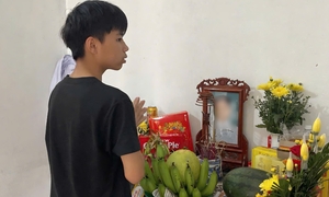 Đôi mắt sưng đỏ của thiếu niên 15 tuổi mồ côi và câu hỏi nghiệt ngã 'Ngày mai ăn gì'