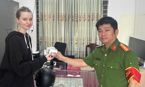 Nhận lại tài sản thất lạc, du khách nước ngoài viết thư cảm ơn Công an Đà Nẵng