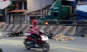 Hai xe máy tông trực diện trên cầu dẫn, 2 người thương vong