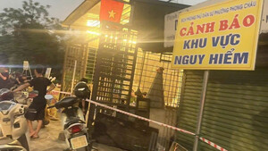 Nền đất sụt sâu, tường nứt toác, 11 hộ dân phải di dời khẩn cấp