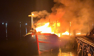 Tàu cá bốc cháy ngùn ngụt trong đêm ở Huế