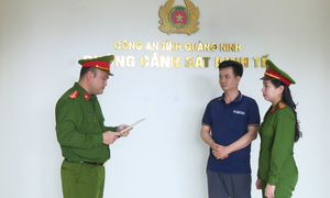 Bắt khẩn cấp kẻ dùng axit pha chế gần 1.000 lít dấm giả tuồn ra thị trường