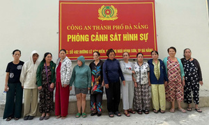 Triệt phá sới bạc núp bóng nhà thuê, bắt 'nữ quái' cầm đầu