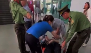 Nữ y sĩ ép tim, giành giật sự sống cho thanh niên 27 tuổi ngã quỵ giữa sân bay