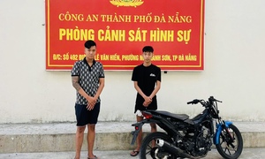 Hai thanh niên cầm hung khí, phóng xe bạt mạng ở Đà Nẵng