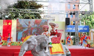 Học sinh lớp 1 hóa thân nhân vật lịch sử, trải nghiệm 'theo dấu chân Anh hùng'