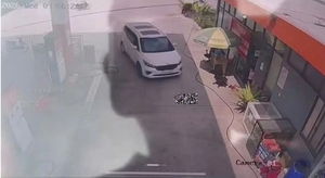 Bé gái gần 2 tuổi bị xe cán tử vong khi nằm chơi trong cây xăng ở TP.HCM