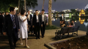 Tổng thống Hàn Quốc và Phu nhân đi dạo quanh hồ Hoàn Kiếm