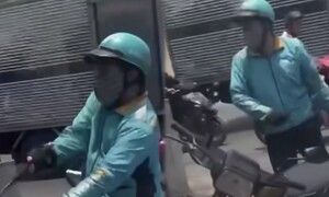 Bắt khẩn cấp tài xế xe ôm công nghệ cầm gậy 3 khúc đánh người