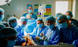 Kỳ tích y học: Bệnh viện hàng đầu Singapore gửi bệnh nhân sang Việt Nam để 'tìm sự sống'