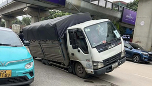 'Hố tử thần' nuốt chửng bánh xe tải trên đường Nguyễn Trãi, Hà Nội