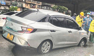 Ô tô lại sụt hố trên đường Hà Nội