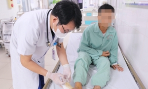 Tiêm 30 lọ huyết thanh cứu chủ trang trại nuôi hàng nghìn con rắn