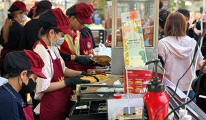 Lễ hội bánh mì Việt Nam đông nghịt người xếp hàng, chờ thưởng thức