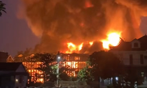 Đang cháy kho sơn ở Hà Nội, khói lửa bốc cao cuồn cuộn