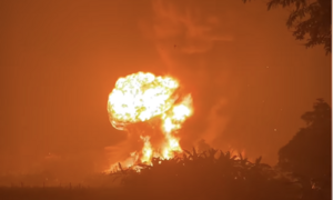 Đang cháy kho sơn ở Hà Nội, khói lửa bốc cao cuồn cuộn