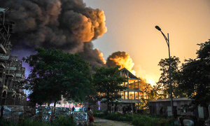 Hiện trường vụ cháy kho xưởng ở Hà Nội, hơn 3 giờ vẫn chưa dập được lửa