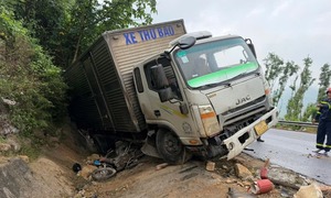 Xe tải va chạm xe máy ở Đắk Lắk, 2 người thương vong