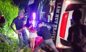 Xe khách chở hơn 40 người lật nghiêng khi xuống dốc ở Lào Cai