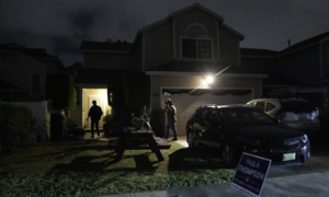 FBI đột kích nhà riêng nghi phạm nổ súng tại tiệc ông Trump dự